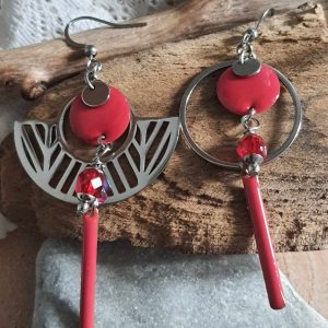 Boucles d&rsquo;oreilles pendantes asymétriques en acier inoxydable, rouges