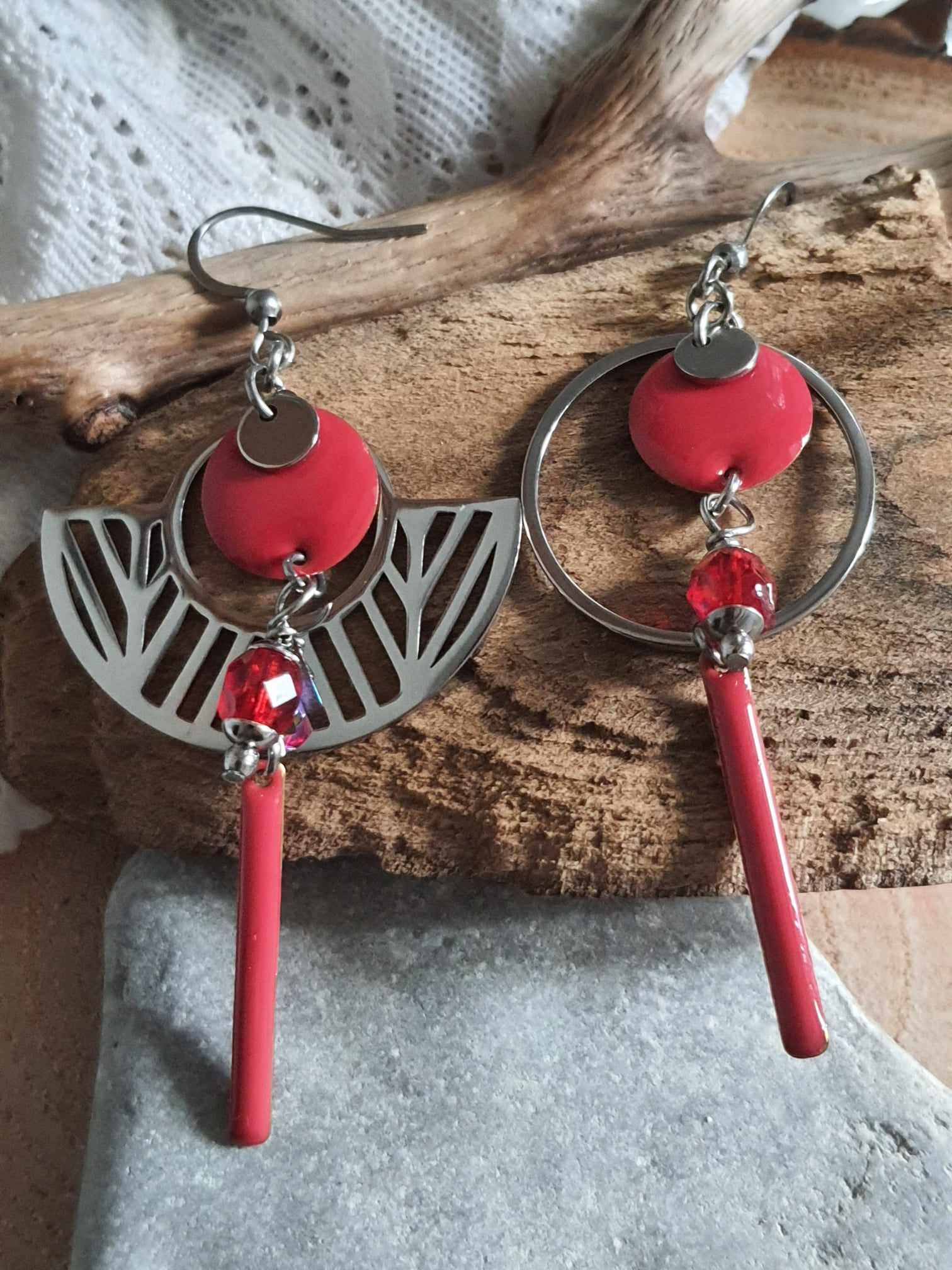 Boucles d'oreilles pendantes asymétriques en acier inoxydable, rouges