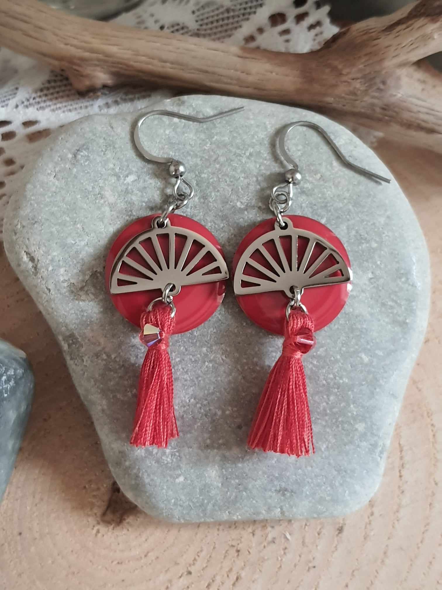 Boucles d'oreilles pendantes en acier inoxydable, Eventail, Sequin et pompon rouges