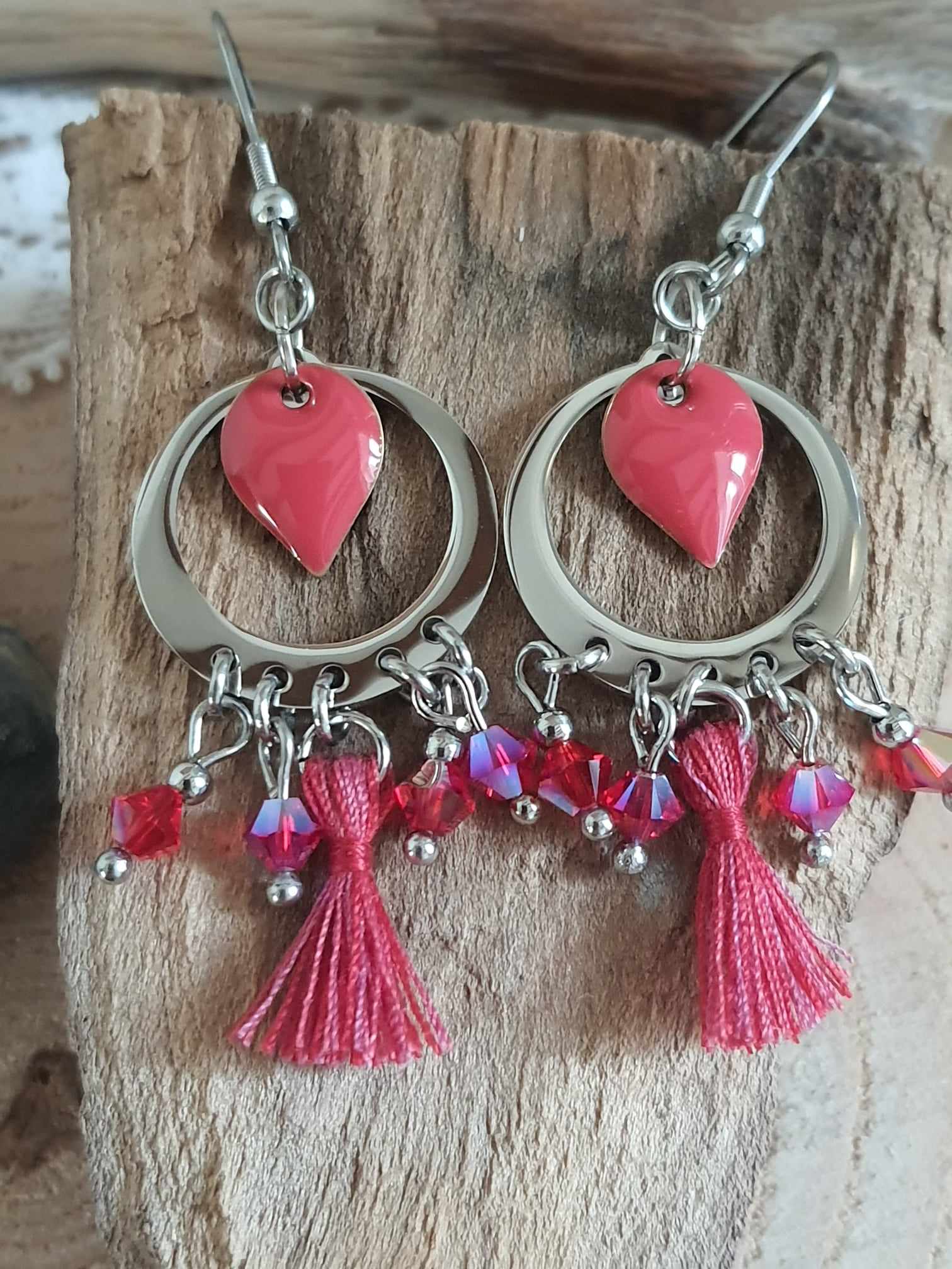 Boucles d'oreilles pendantes à crochets en acier inoxydable, Perles et pompons rouges, Bollywood