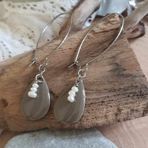 Boucles d’oreilles dormeuses en acier inoxydable, Sequins en forme de goutte de couleur taupe, Perles d’eau douce