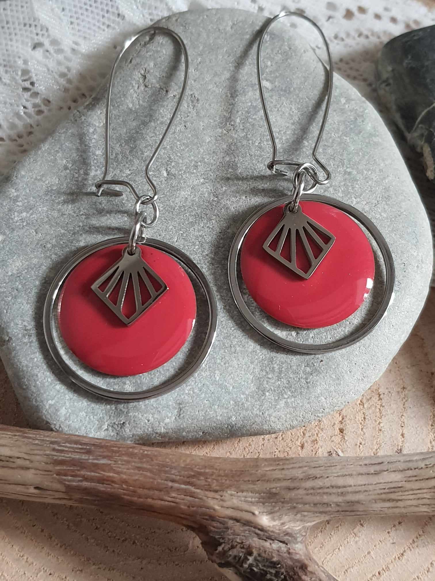 Boucles d'oreilles dormeuses graphiques cercle et losange en acier inoxydable, rose rouge