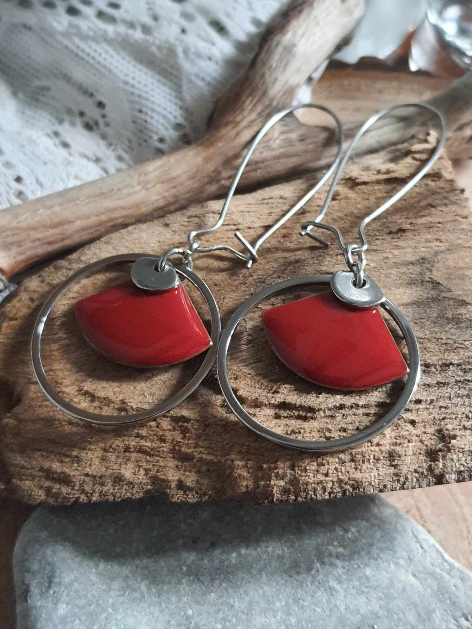 Boucles d'oreilles dormeuses en acier inoxydable, éventail rouge foncé