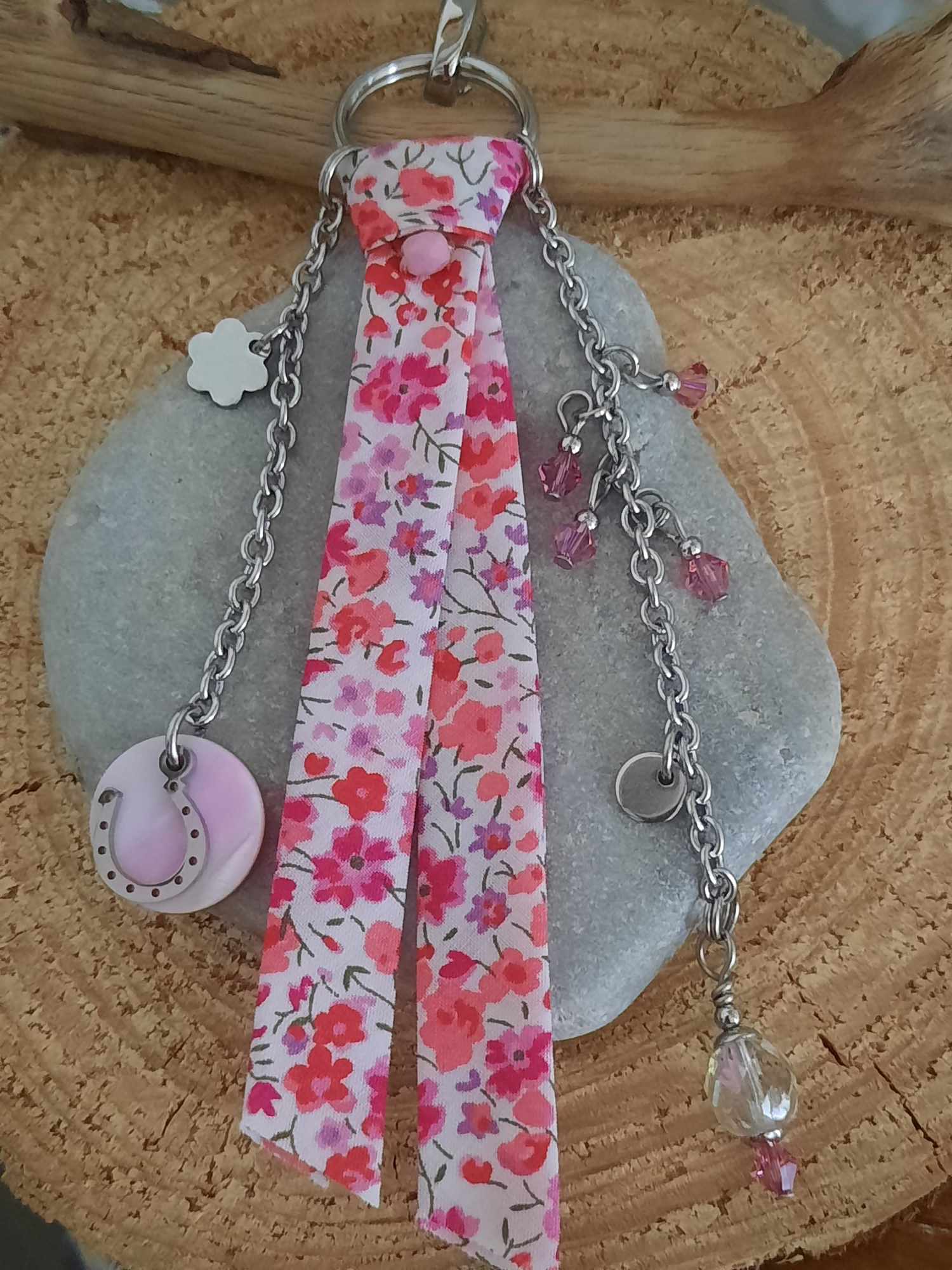 Bijou de sac en acier inoxydable et liberty rose, Perles en verre et en cristal, Fer à cheval