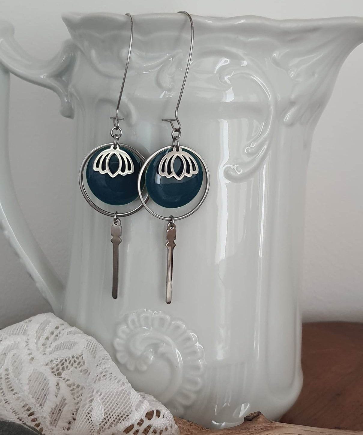 Boucles d'oreilles dormeuses en acier inoxydable, Fleur de lotus, bleu canard