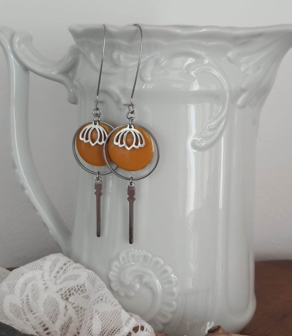 Boucles d'oreilles dormeuses en acier inoxydable, Fleur de lotus, jaune
