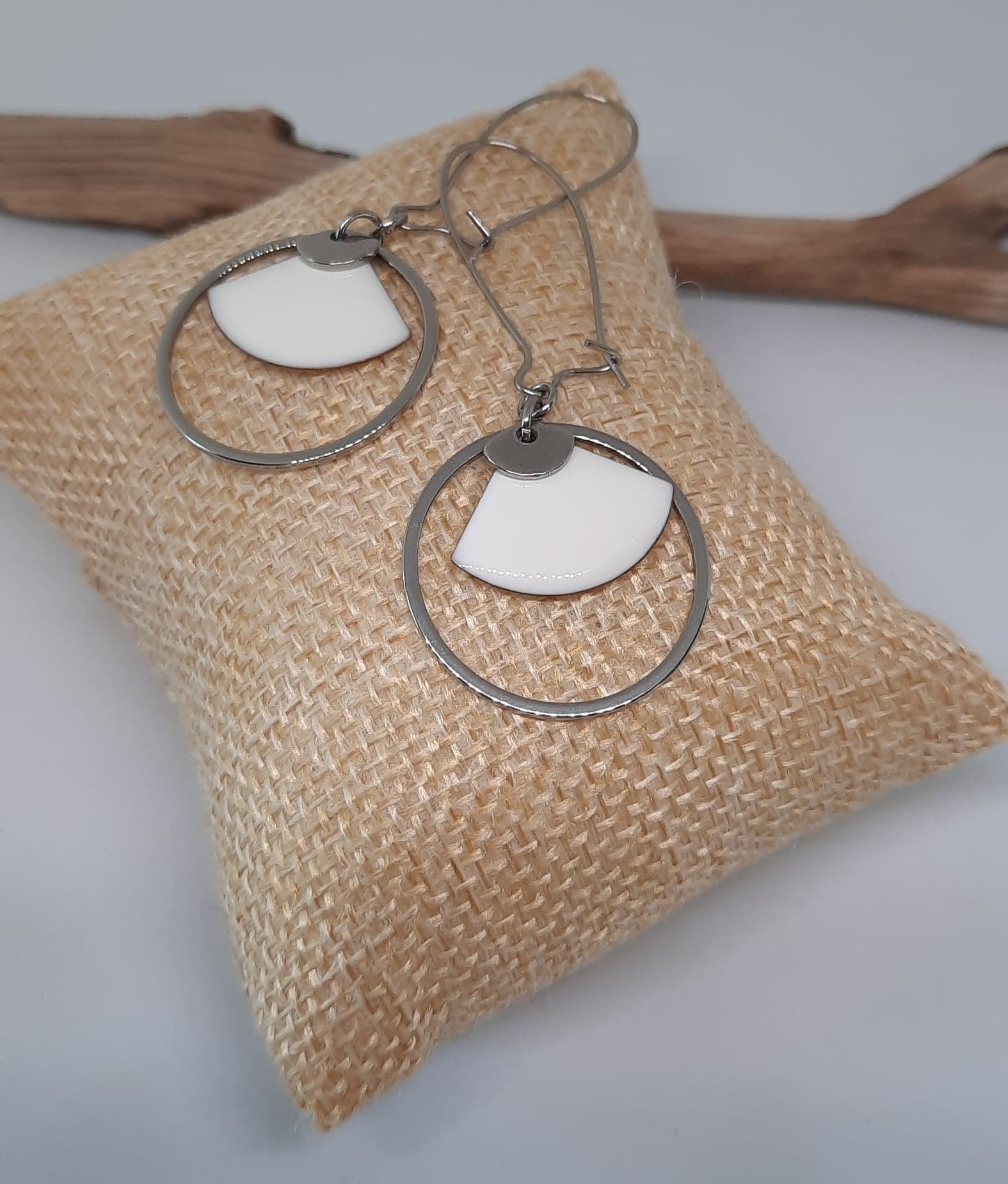 Boucles d'oreilles dormeuses en acier inoxydable, éventail blanc