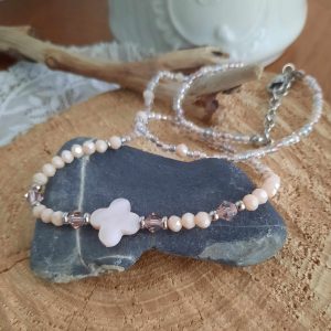Collier ras de cou en perles de verre et en cristal, Rose nude et argenté