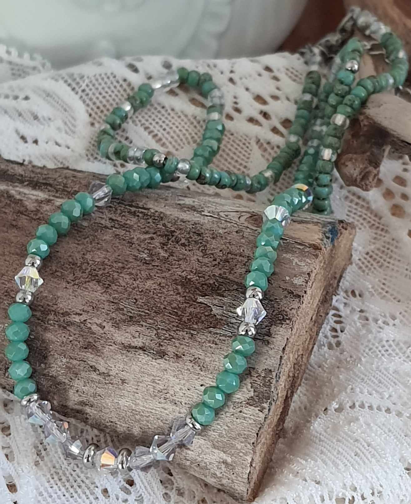 Collier ras de cou en perles de verre et en cristal vert et argenté