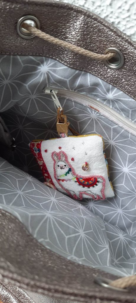 Petit coussin brodé, Lama, perles et ruban Liberty