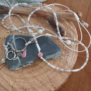 Collier sautoir bohème chic, amulettes perles et ange, blanc et rose