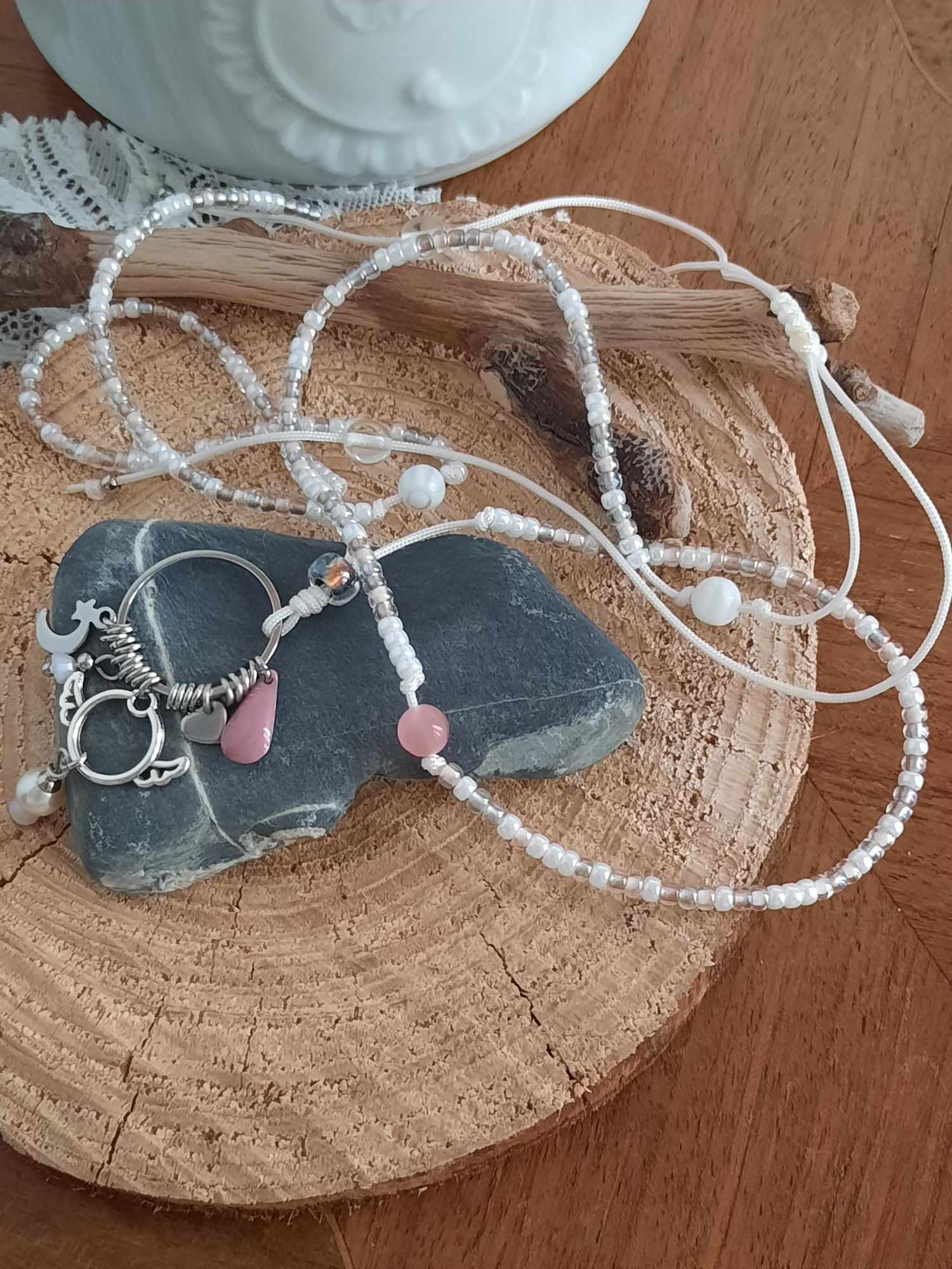 collier sautoir bohème chic amulettes ange perles rose et blanc