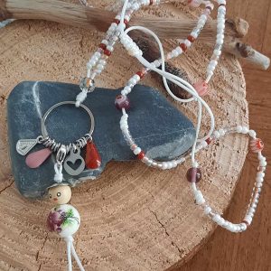 Collier sautoir bohème chic, amulettes perles et poupée, blanc et rouge