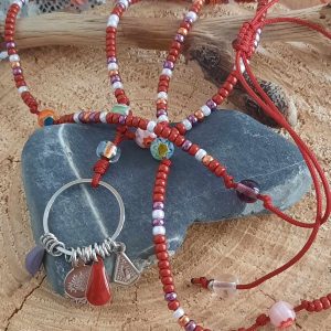 Collier sautoir bohème chic, amulettes perles, rouge et blanc