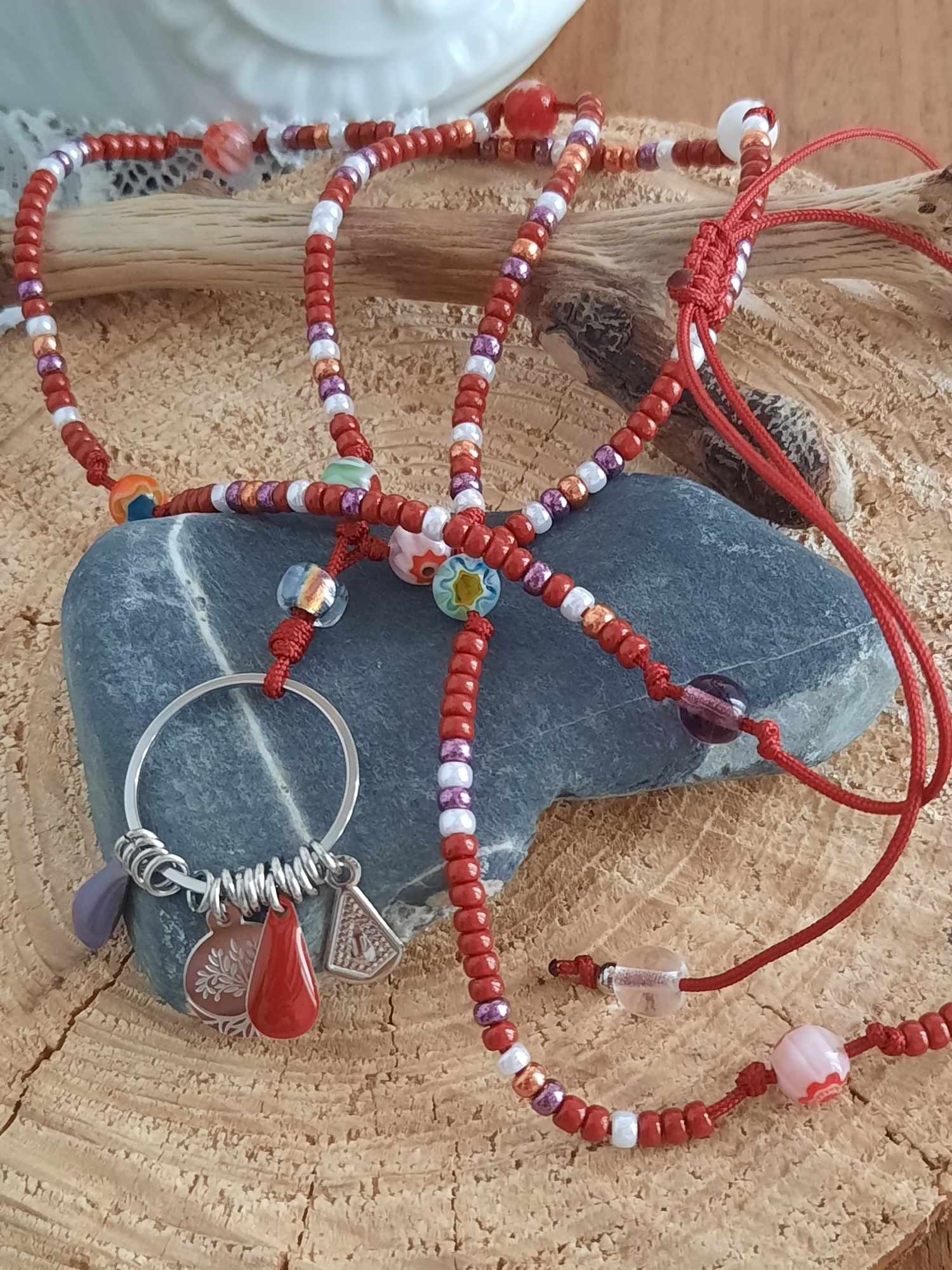 collier sautoir bohème chic amulettes perles rouge et blanc