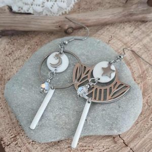 Boucles d&rsquo;oreilles en acier inoxydable asymétriques blanches lune et étoile