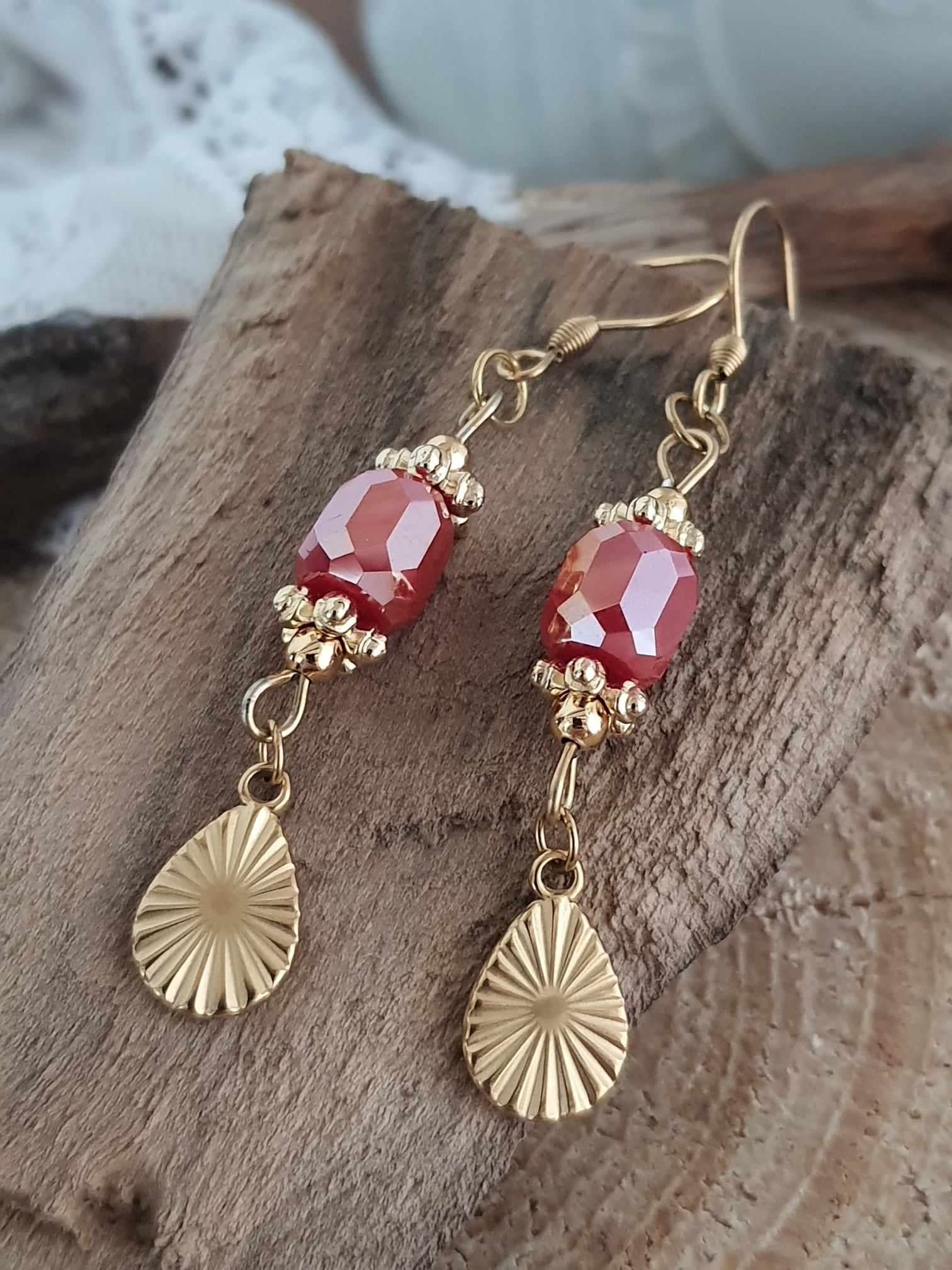 boucles d'oreilles acier inoxydable doré et perle rouge