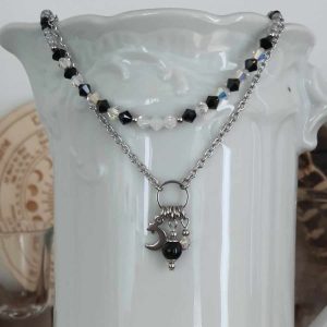 collier double rang talismans et perles noir et argent