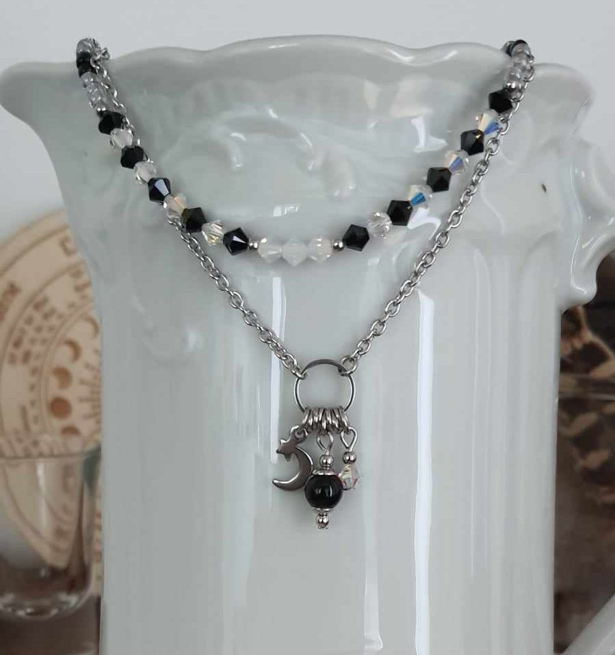 collier double rang talismans et perles noir et argent