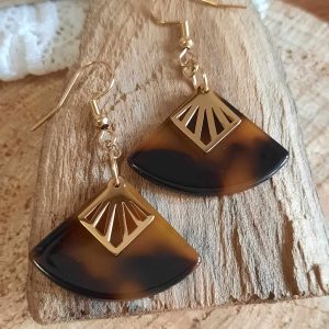 Boucles d&rsquo;oreilles dorées imitation écaille de tortue