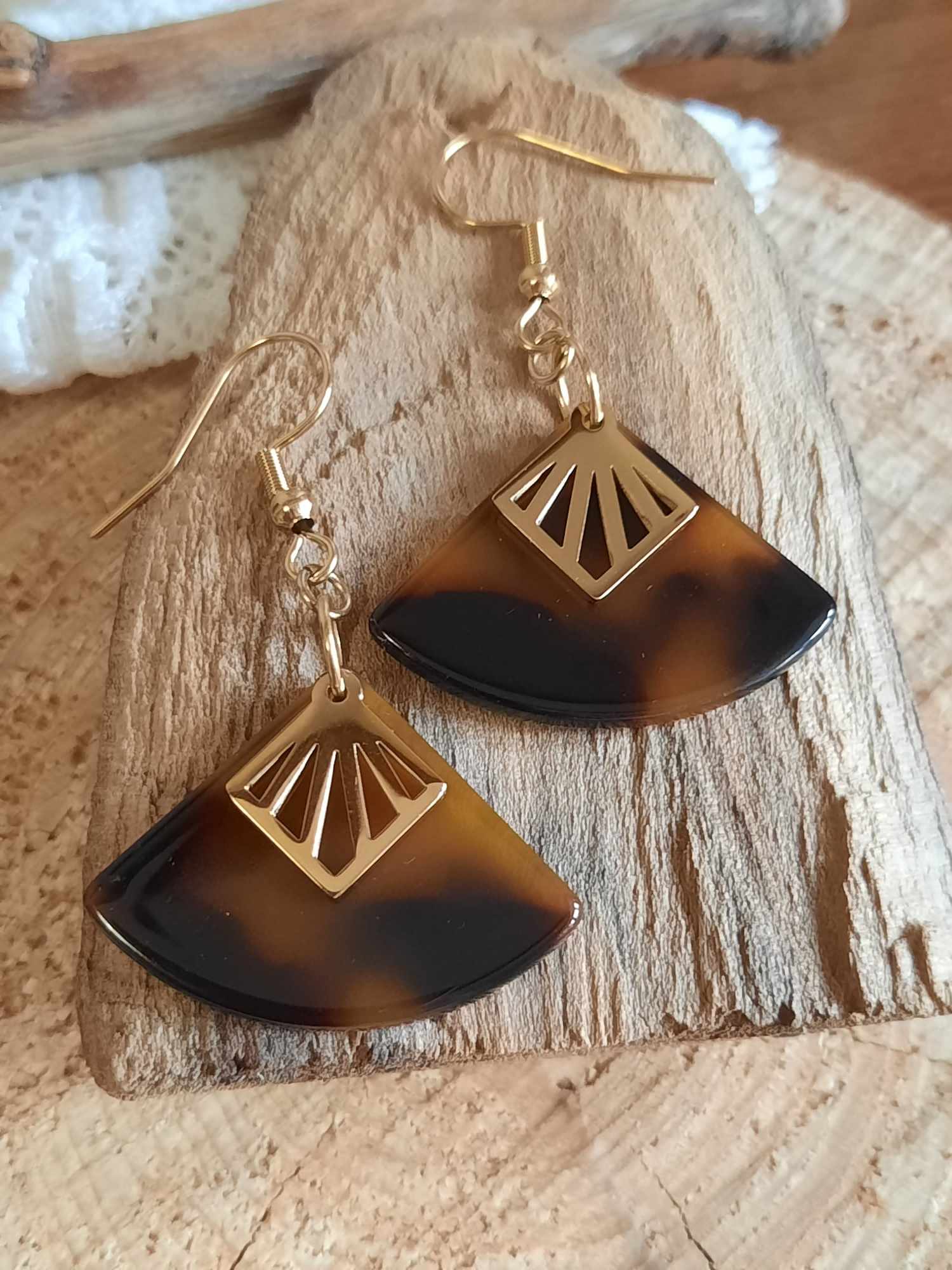 Boucles d'oreilles dorées imitation écaille de tortue
