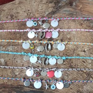 Bracelet été à nouer coton et breloques