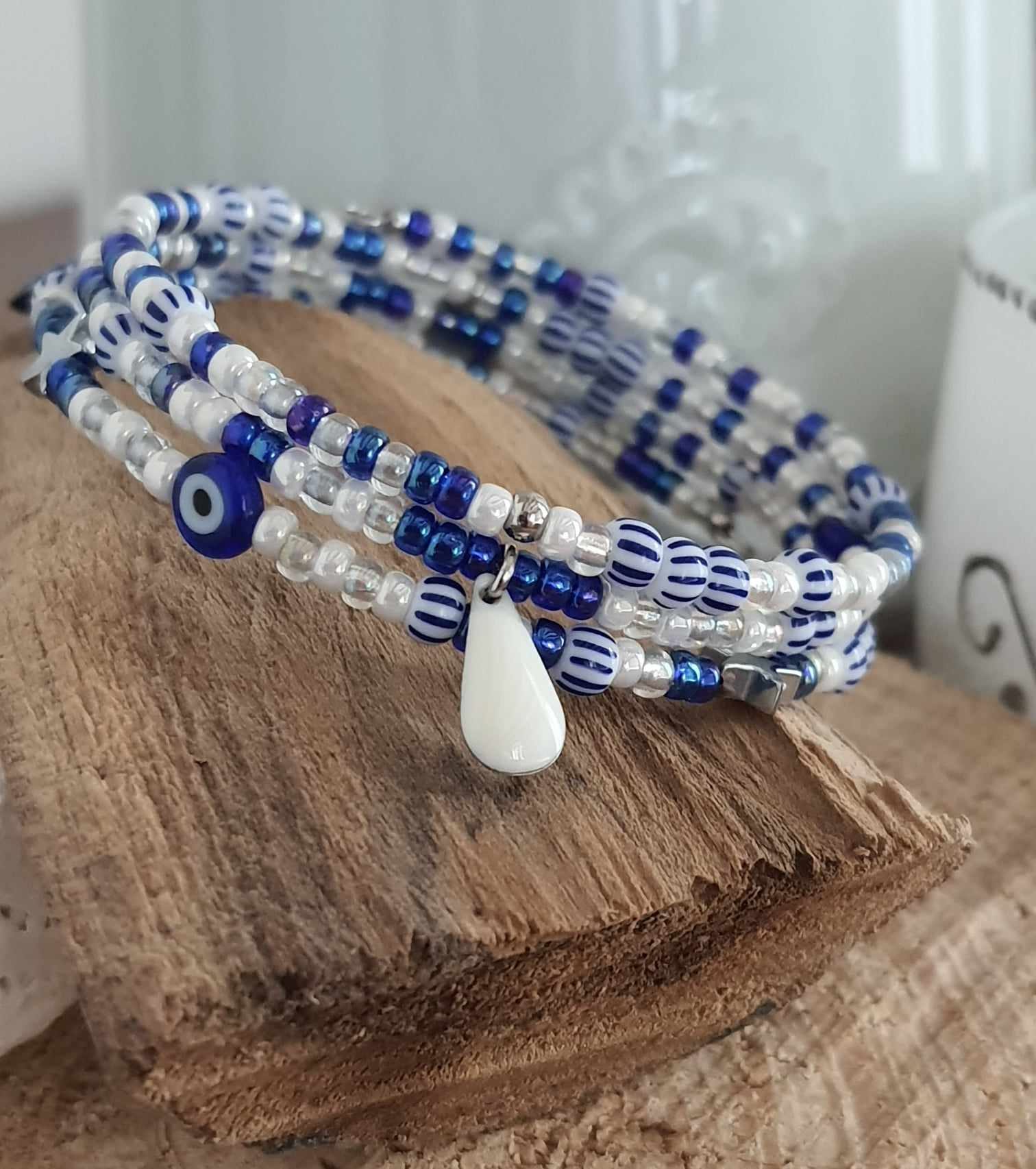 Bracelet manchette multirangs à mémoire de forme, perles en verre, bleu et blanc