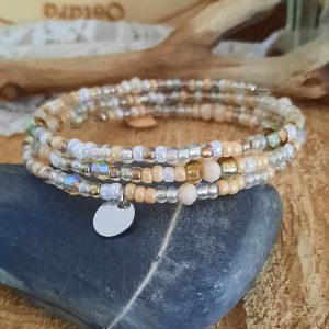 Bracelet manchette multirangs à mémoire de forme, perles en verre, blanc nacré pêche champagne