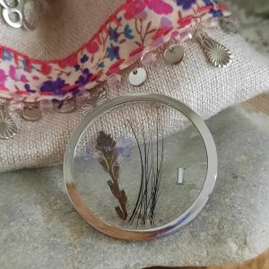 Médaillon talisman personnalisable en résine avec inclusion de poils d&rsquo;animaux et sa pochette écrin cousue main
