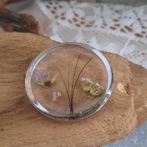 Médaillon talisman personnalisable en résine avec inclusion de poils d&rsquo;animaux et initiale – Bijou souvenir