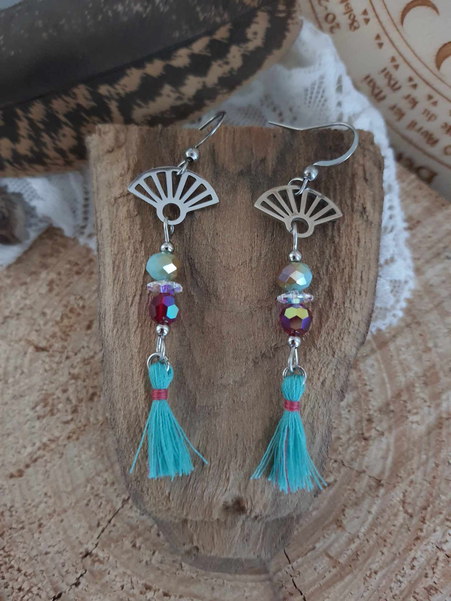 boucles d'oreilles en acier, éventail et pompon, rouge et turquoise