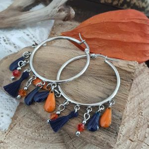 Créoles en acier breloques et pompons bleu et orange