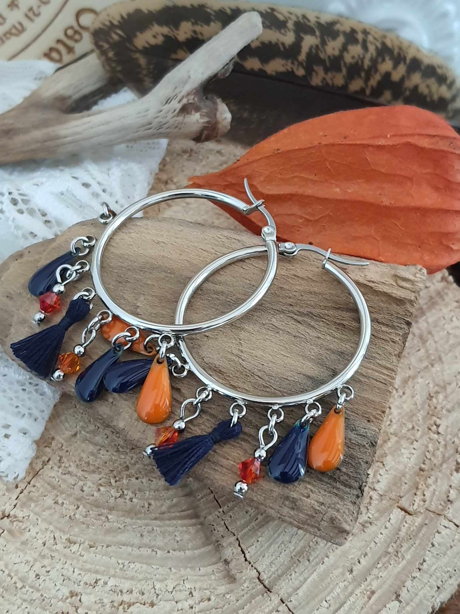 Créoles en acier breloques et pompons bleu et orange