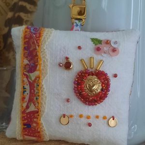 Petit coussin brodé coeur ex voto