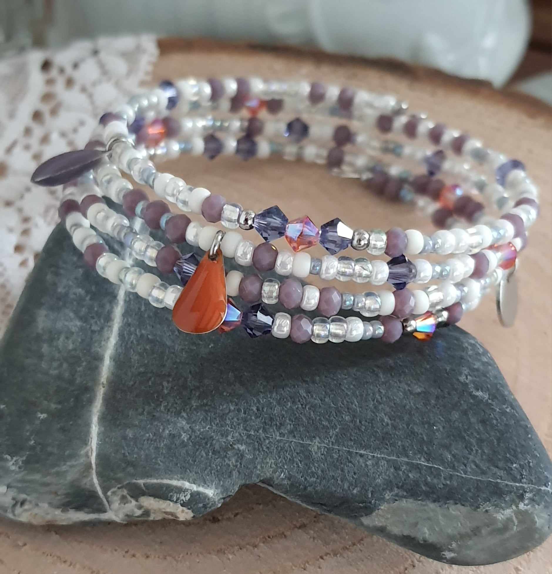 manchette multirangs en perles blanc violet orange