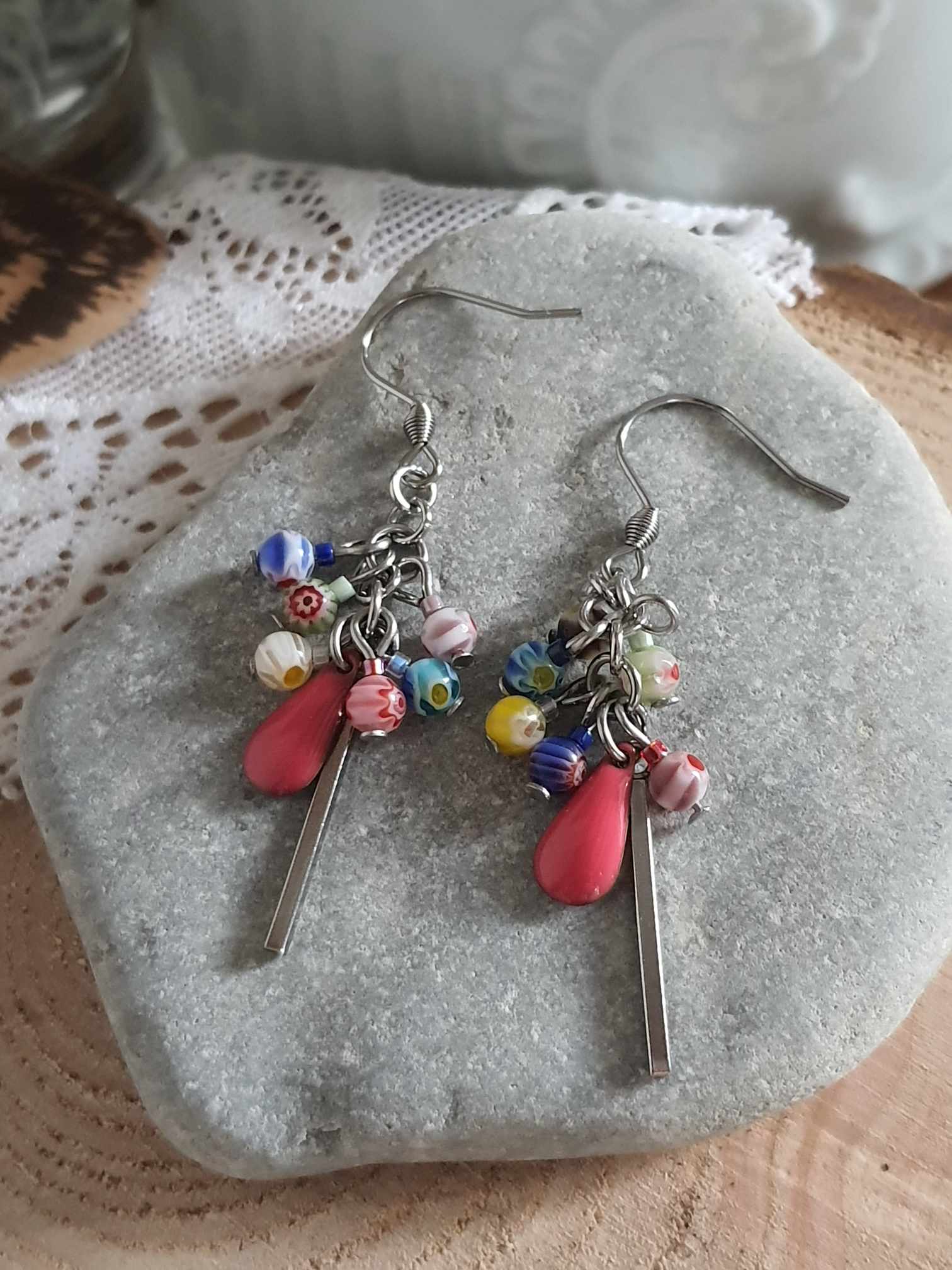Boucles d'oreilles pendantes grappes perles en verre multicolore