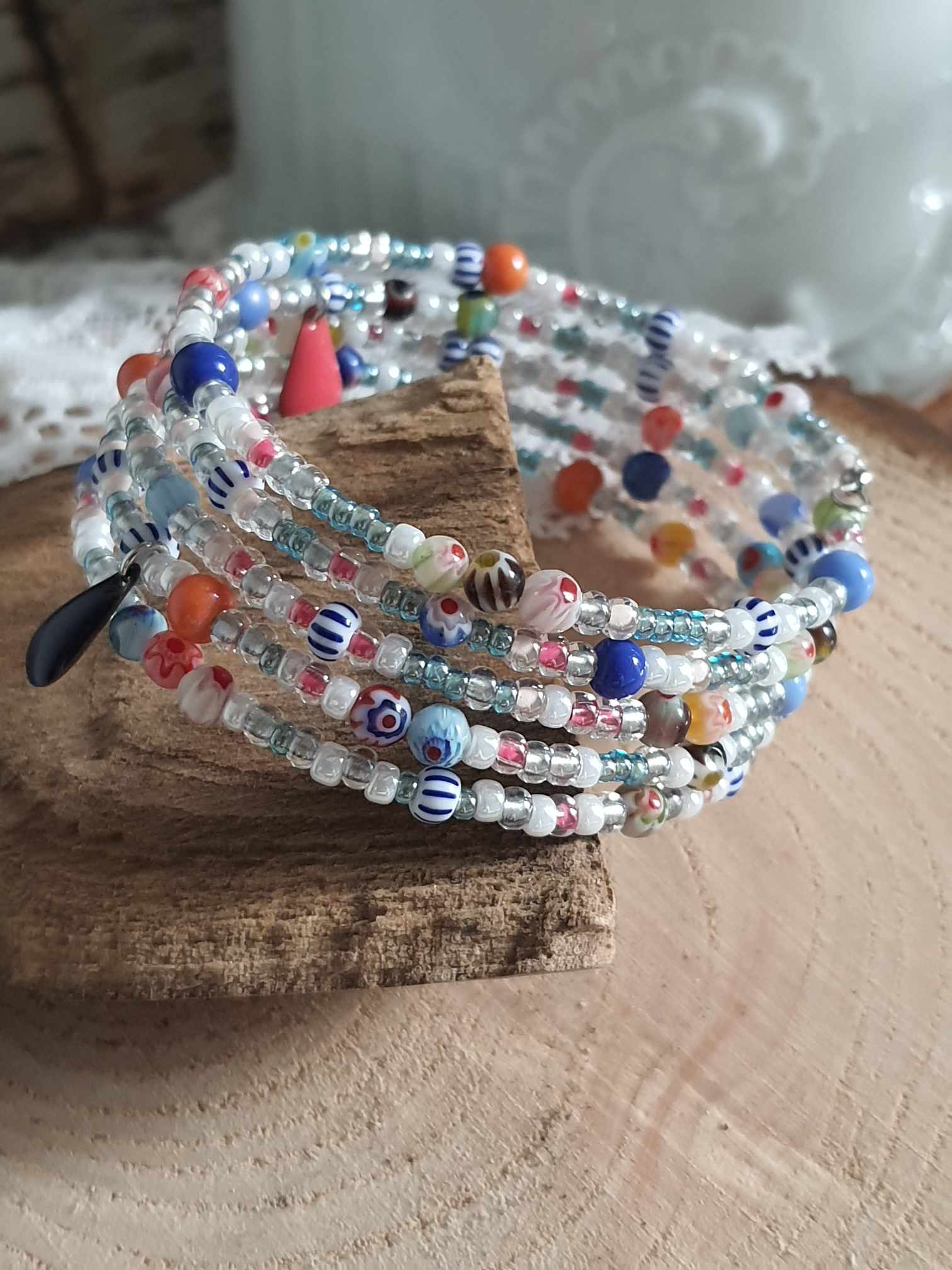 Bracelet manchette multirangs à mémoire de forme, perles en verre et céramique multicolores