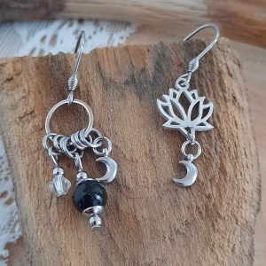 Boucles d&rsquo;oreilles asymétriques en acier inoxydable fleur de lotus lune et onyx