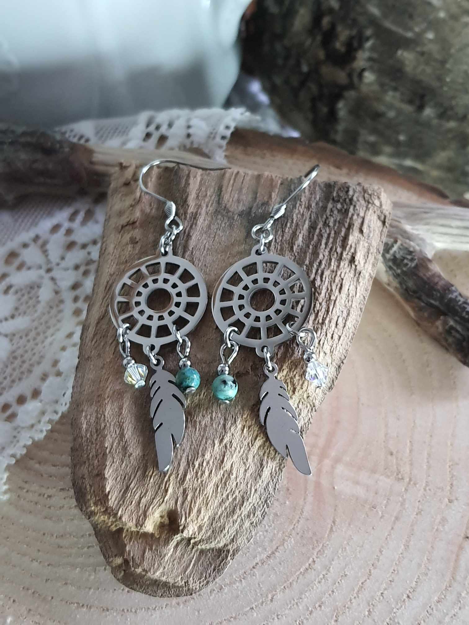 Boucles d'oreilles attrape rêves en acier inoxydable, perles et plumes