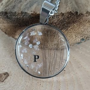 Collier médaillon pendentif personnalisable en résine avec inclusion de poils d&rsquo;animaux et initiale – Bijou souvenir