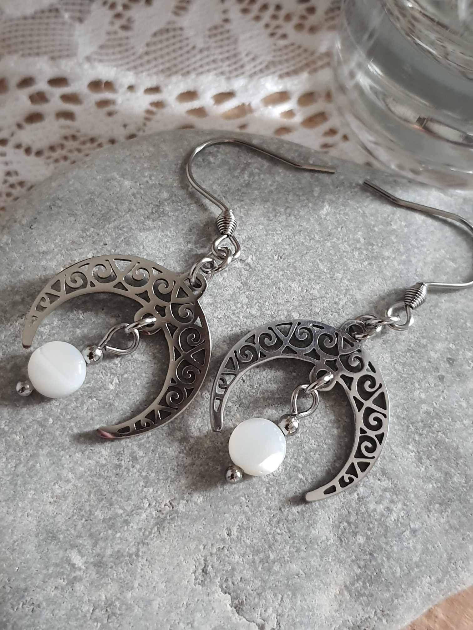 boucles d'oreilles demi lune en acier inoxydable et nacre véritable