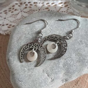 Boucles d’oreilles demi lune en acier inoxydable et en nacre naturelle