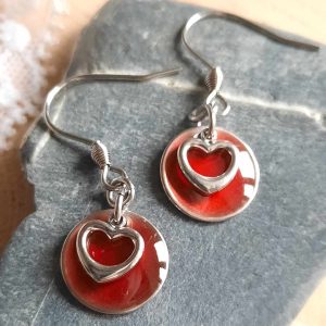 Boucles d’oreilles cœur en acier inoxydable et résine rouge