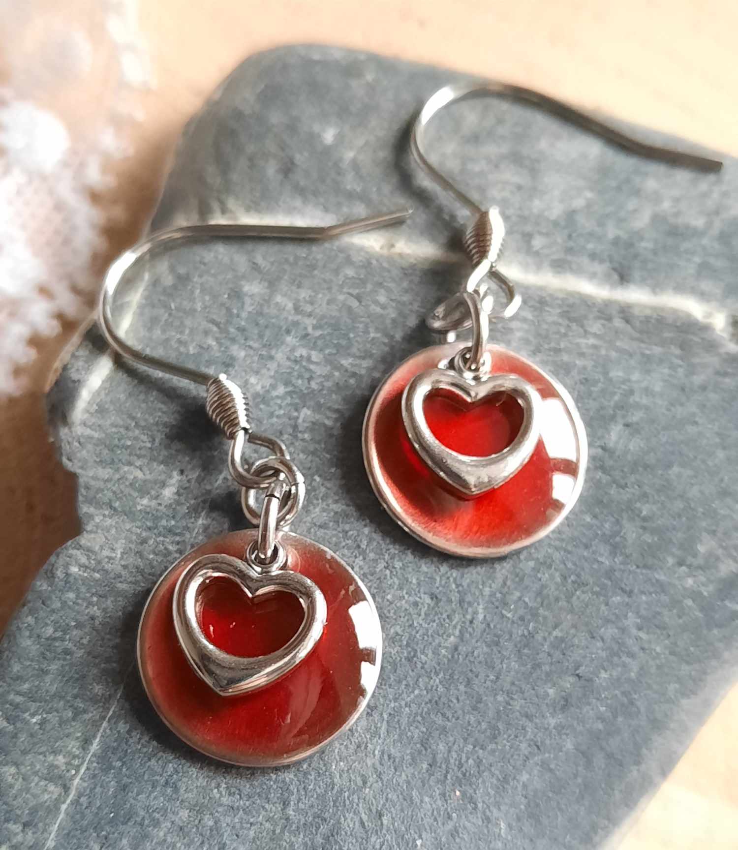 boucles d'oreilles coeur en acier inoxydable et résine rouge