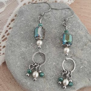 Boucles d’oreilles pendantes en acier inoxydable – Perles en verre et en cristal – Vert et blanc nacré