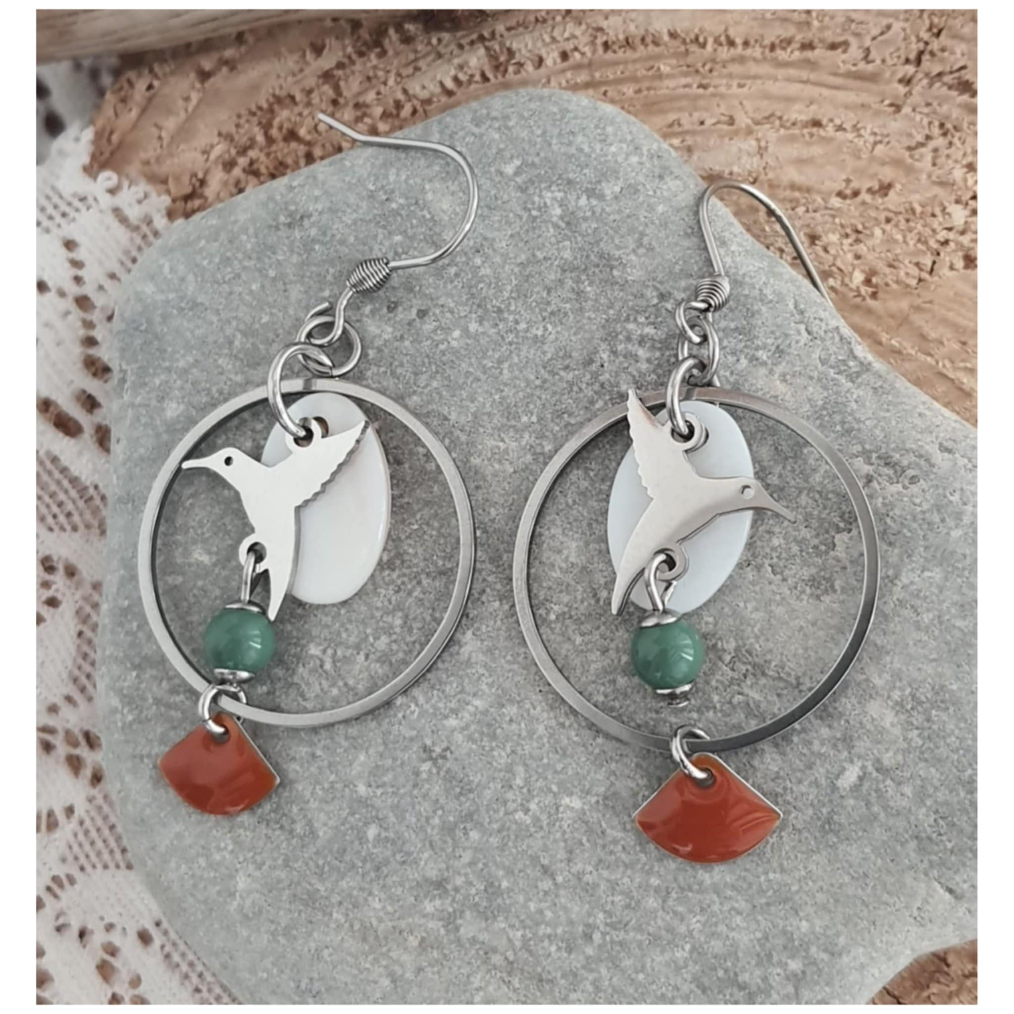 Boucles d’oreilles colibri en acier inoxydable et nacre, terracotta et vert (5)