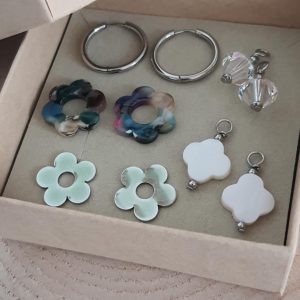 Box boucles d’oreilles créoles 4 breloques modifiables – modèle Aquarelle