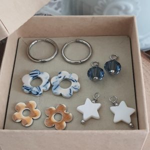 Box boucles d’oreilles créoles 4 breloques modulables – modèle Porcelaine