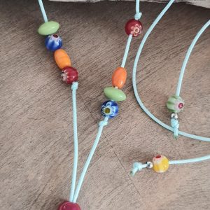 Collier d&rsquo;été coloré, poisson et perles en céramique et verre sur cordon nylon, fait main