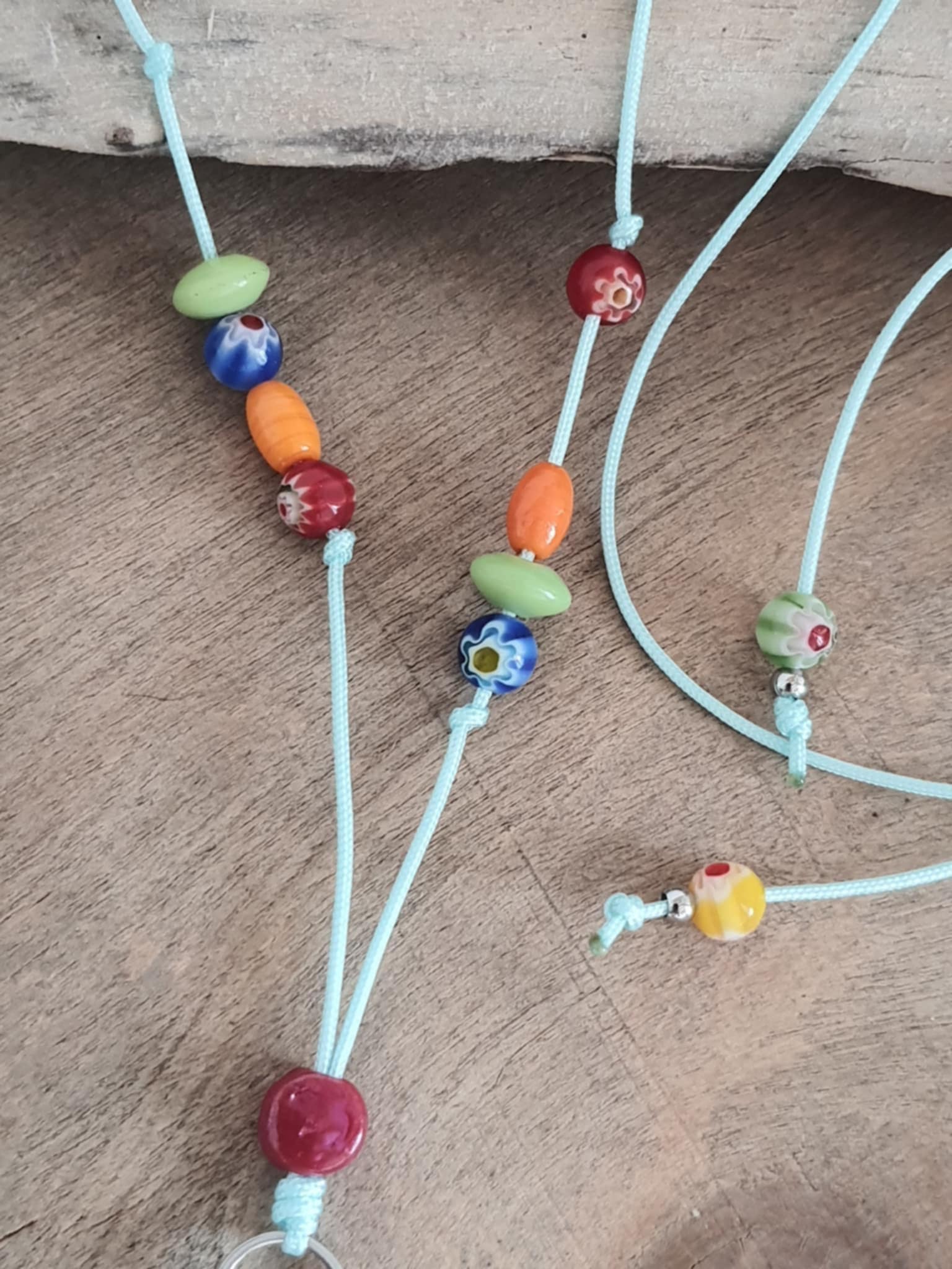 Collier d'été coloré, poisson et perles en céramique et verre sur cordon nylon, fait main